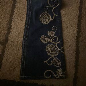 Ariat jeans size 29R like new beautiful rose embroidery, think denim